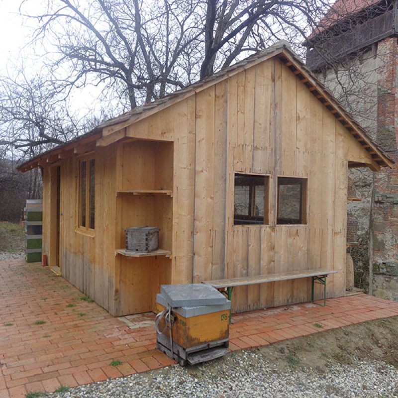 Bienenhaus mit traditionellen Holzverbindungen
